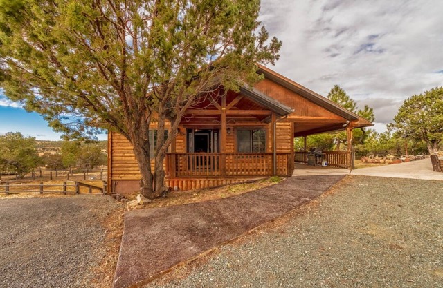 Wild Mustang's open-concept great space w/ Hot Tub & Ping Pong
