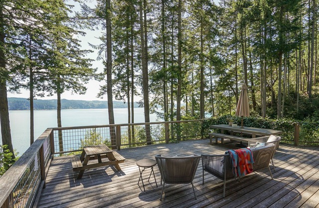 Wild Oyster Lodge on Hood Canal: Breathtaking Water Views, Beach, & Hot tub
