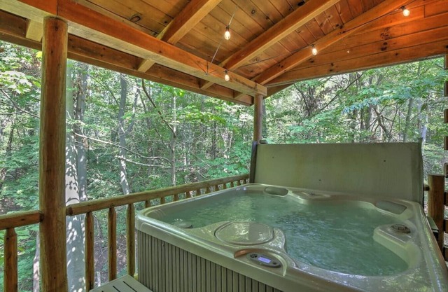 Schöne Hütte mit Blick auf Stream w / Whirlpool, Küche, Kamin und Mo