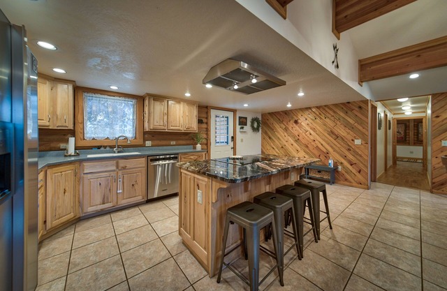 Wild West Hideout - A Fantastic Log Home Near Yellowstone!