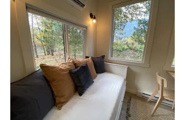 Wild Woods Creek Cottage near Whitewater Ski Hill with hot tub