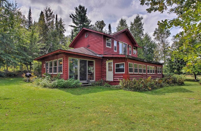 Serene Wilderness Acres Cabin mit Blick auf den Bear Lake