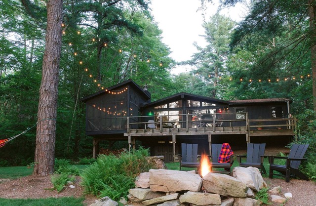 Wilderness Lake House: Private Lakeside Retreat on 5 Acres