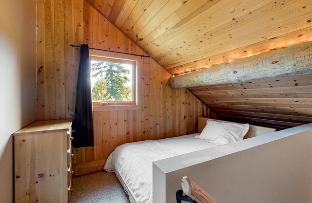 Wilderness resort cabin with deck, free WiFi, & full kitchen - dog-friendly
