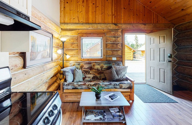 Wilderness resort cabin with deck, full kitchen, complimentary internet
