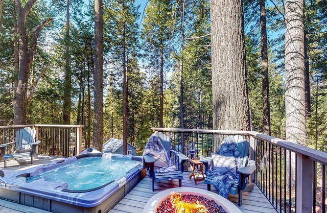 Wilderness retreat with hot tub & balcony access