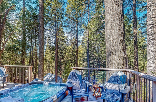 Wilderness retreat with hot tub & balcony access