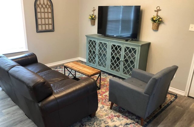 Wildflower: Very Near Texas A&M-Comfy King Beds