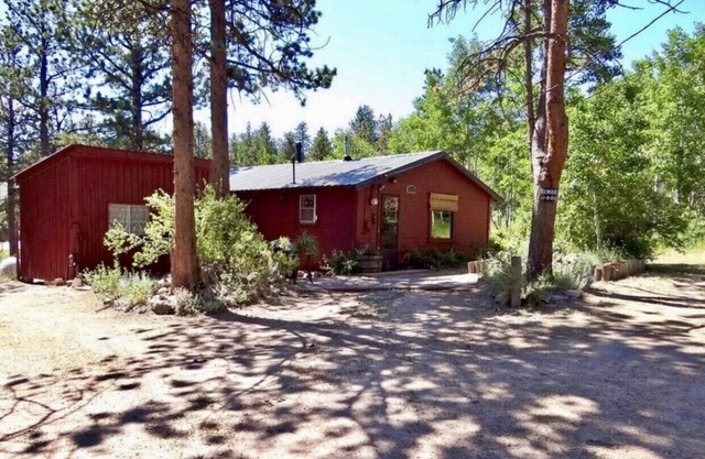 Wildlife and aspen trees surround the cabin cottage at Redfeather Lakes