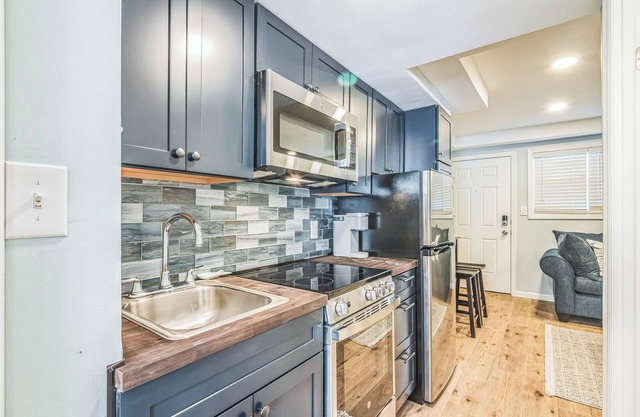 Wildwood 1 BDR Condo, Pool, AC, Wi-Fi, Parking, Sleeps 4. Walk to Everything!
