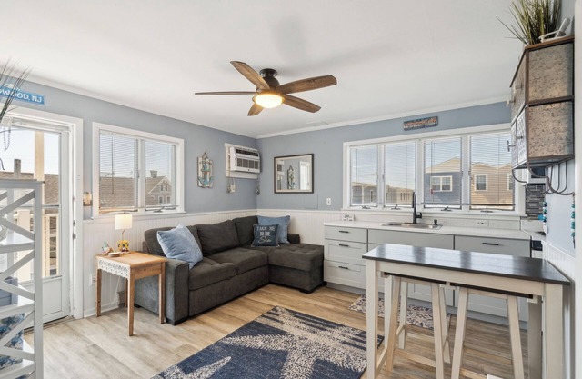Wildwood: 2BR Condo, WiFi, AC, Parking - Fireworks, Walk to Everything, Sleeps 8