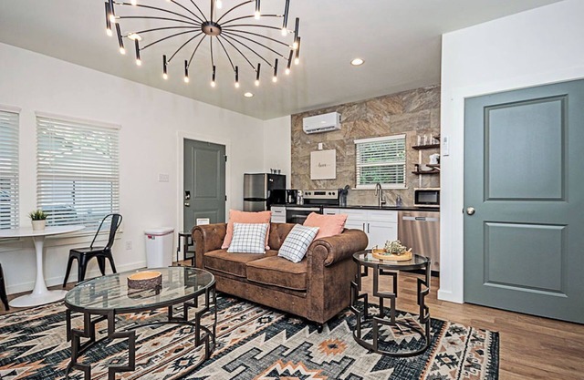 Wildwood Cottage/3 blocks from downtown Nac/King Bed/WiFi/Covered Parking