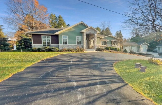 Wilke Lake Retreat Beautiful home with 180ft tranquil lake frontage