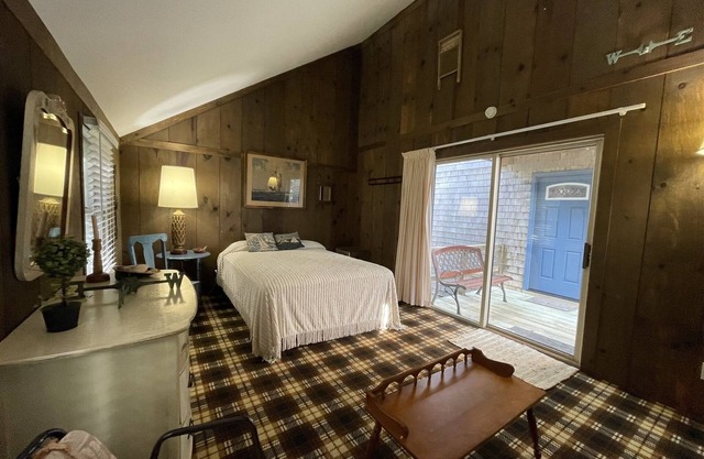 Will's Hideaway 3 Bedroom Cottage by RedAwning