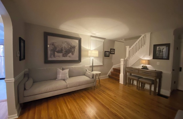 Williamsville Village Farm House Convenient location for visting Niagara Falls