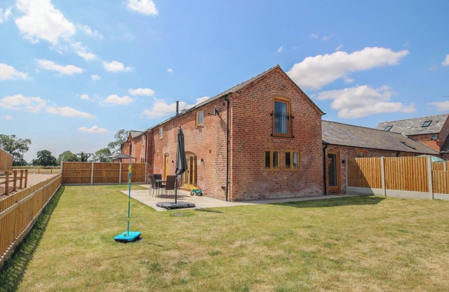 WILLOW BARN, pet friendly, with open fire in Wem