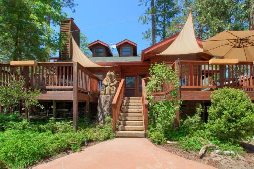 Willow Cove Lodge- 5 bedrooms with a hot tub