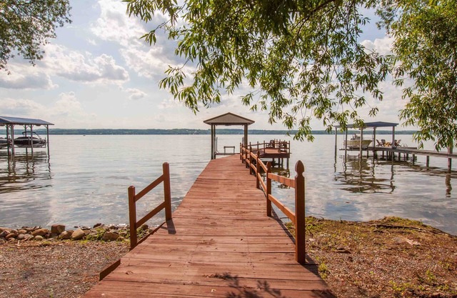 Willow Cove: Weinland und See Living
