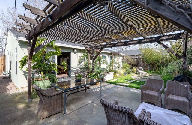 Willow Glen Cottage, Exudes Grace and Charm