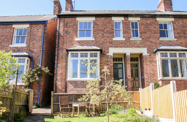 WILLOW VIEW, family friendly, character holiday cottage in Shrewsbury