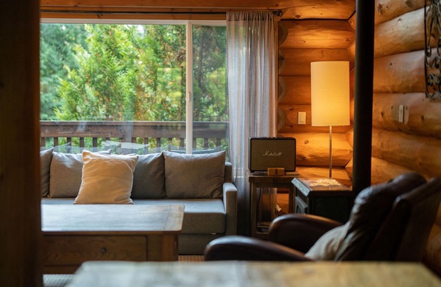 Florencia Bay-Sophisticated Forest Haven-Hot Tub