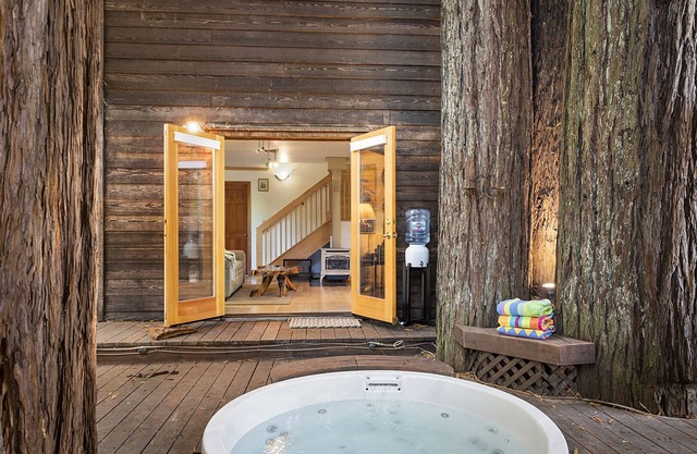 Willowhaven ~ Beautifully Crafted Redwood Home, Spa, Woof!