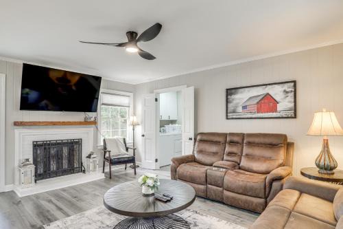 Wilmington Getaway with Fire Pit, 8 Mi to Beaches!