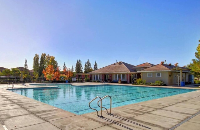 WIND HOUSE Luxury Neben dem Downtown OldTown Airport SleepTrain Arena Pool Sauna