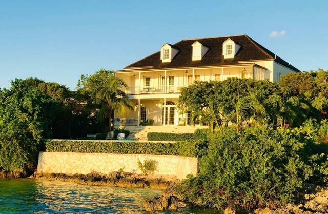 Wind Whistle Harbor Villa - ein klassisches bahamaisches 2,5-stöckiges Haus im Veranda-Stil.