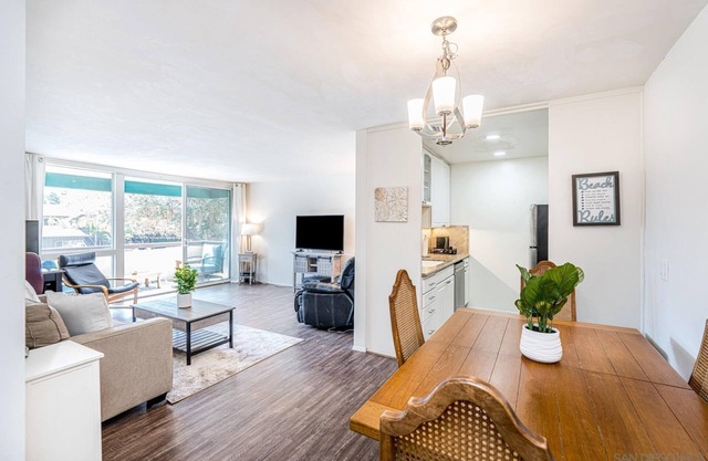 Windansea Beach Condo! Located in quiet area close to everything!