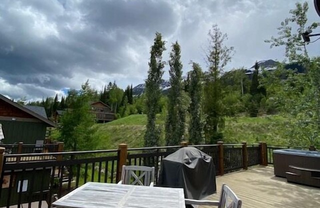 Windfall Lodge: 2-bedroom condo with hot tub and mountain views