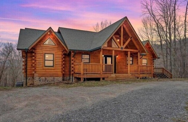 Windfall Lodge - Large Log Cabin 10 minutes from Snowshoe