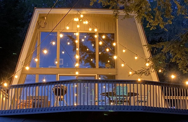 ❣Windham Bliss Chalet is a modified A-frame in the Catskills.