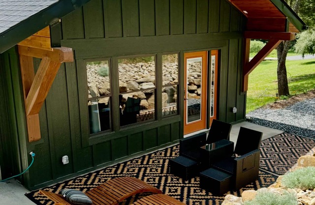 Winding Creek Cabin Charming Couples cabin with HotTub in the Shenandoah Valley