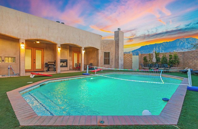 Windmill Vista - 8 Bedroom Pool Home between Palm Springs and Joshua Tree