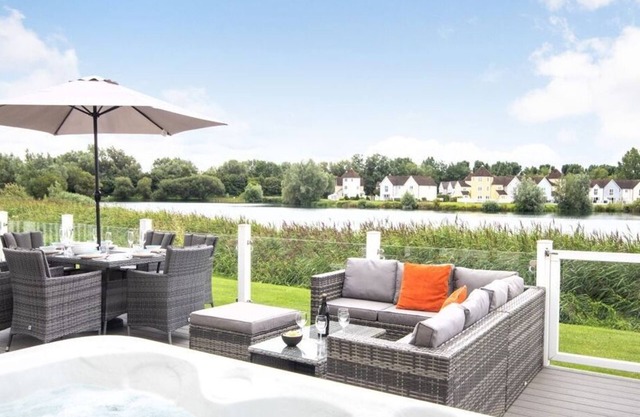 Windrush Lake 65, Sunset Lodge (P)
