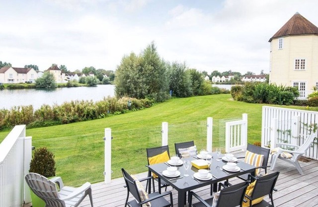 Windrush Lake 88, Waterside