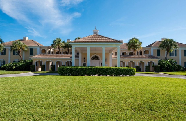 Windsor Lodge Unit 10, studio, close to beaches, pool