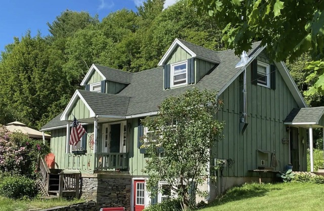 Windswept Cottage - Close to skiing, wedding venues, & hiking!