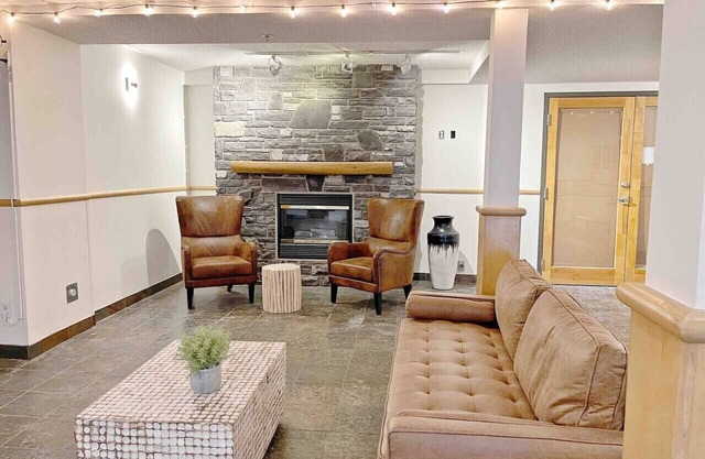 Windtower lodge QenBed Suite/ Heated UGParking