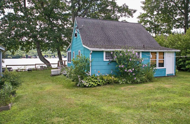 Windwood Shores, a classic cottage on Waneta Lake