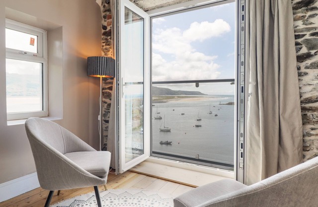 WINDYCROFT, pet friendly, character holiday cottage in Barmouth
