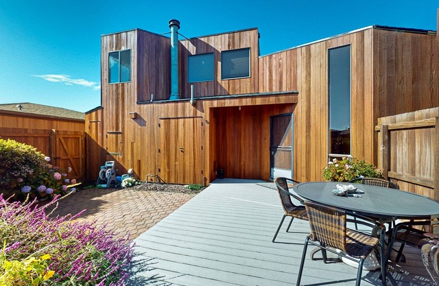 Wine Country getaway with breathtaking ocean views, wood stove, & deck