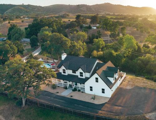 Wine Country Modern Farmhouse With Heated Pool, Hot Tub, Cybertruck