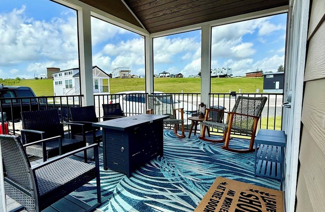 Wine country tiny home next to Luckenbach in upscale resort full of amenities!!!