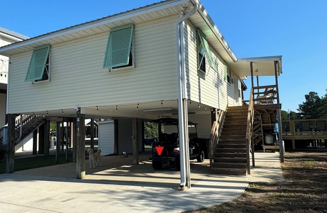 Wine’d Down-Charming 2 BR/2BA on the water with a pool & dock in Bay St Louis