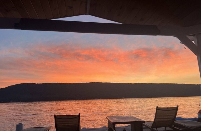 WINERIES & BREWERIES NEARBY-NEWLY RENOVATED LAKEFRONT COTTAGE-BOAT SLIP-HOT TUB
