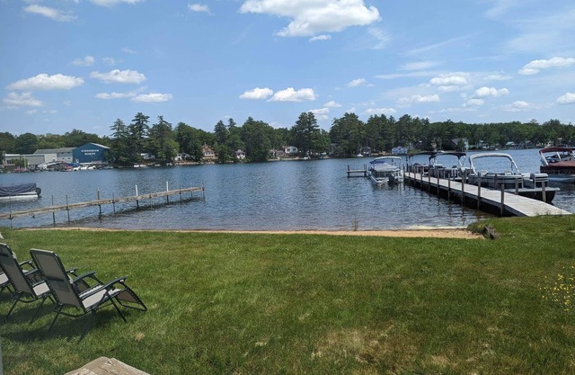 Winnisquam Lakeside Funky Ski Chalet w-Sandy Beach & Boat Docks