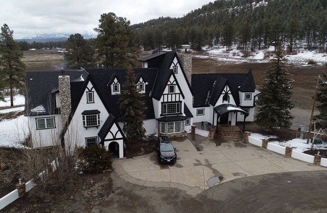 Luxuriöses englisches Tudor-Haus mit 12 Schlafzimmern