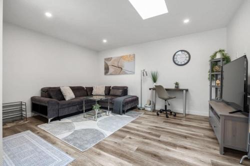 Winston Suite 2BR 1BA - Carriage Suite with Garage